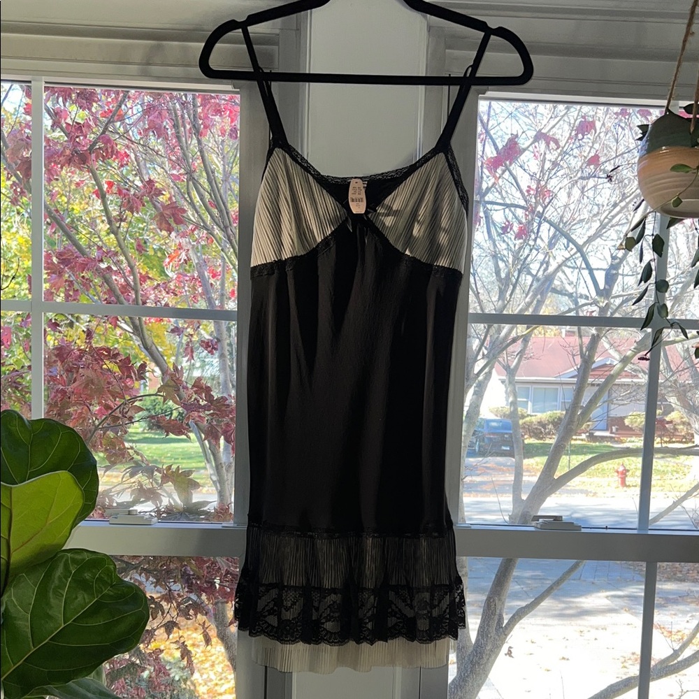 Victoria's Secret Y2K new with tags Black and Cream Lace Chemise